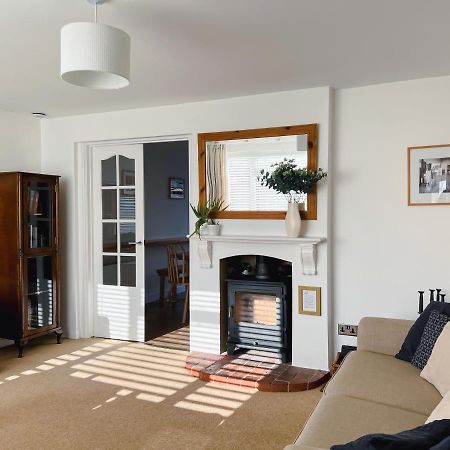 Bright & Cosy - Jacuzzi - Log Burner - King Beds Villa Tangmere Exterior photo