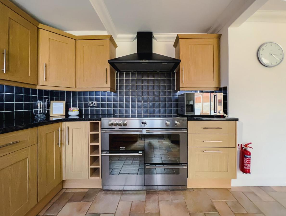 Bright & Cosy - Jacuzzi - Log Burner - King Beds Villa Tangmere Exterior photo