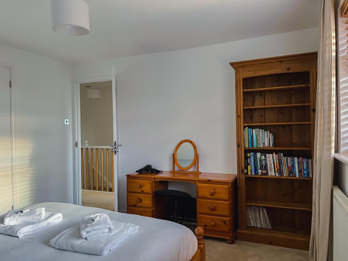 Bright & Cosy - Jacuzzi - Log Burner - King Beds Villa Tangmere Exterior photo