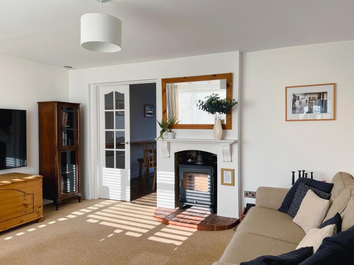 Bright & Cosy - Jacuzzi - Log Burner - King Beds Villa Tangmere Exterior photo