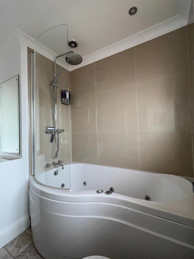 Bright & Cosy - Jacuzzi - Log Burner - King Beds Villa Tangmere Exterior photo