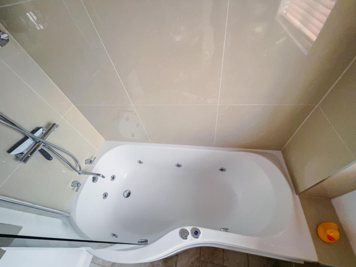 Bright & Cosy - Jacuzzi - Log Burner - King Beds Villa Tangmere Exterior photo