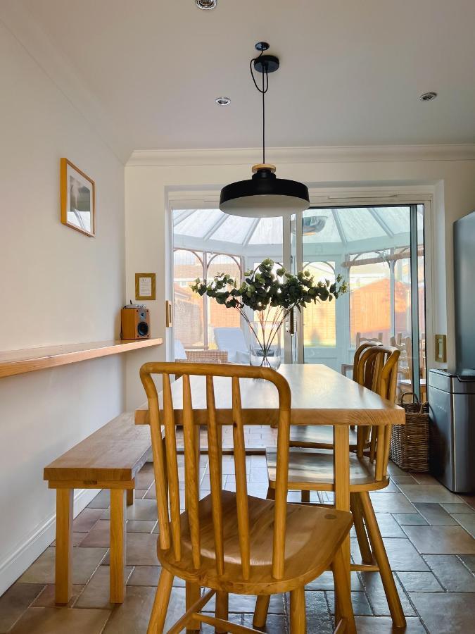 Bright & Cosy - Jacuzzi - Log Burner - King Beds Villa Tangmere Exterior photo