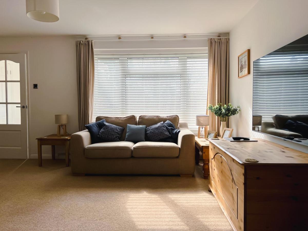 Bright & Cosy - Jacuzzi - Log Burner - King Beds Villa Tangmere Exterior photo