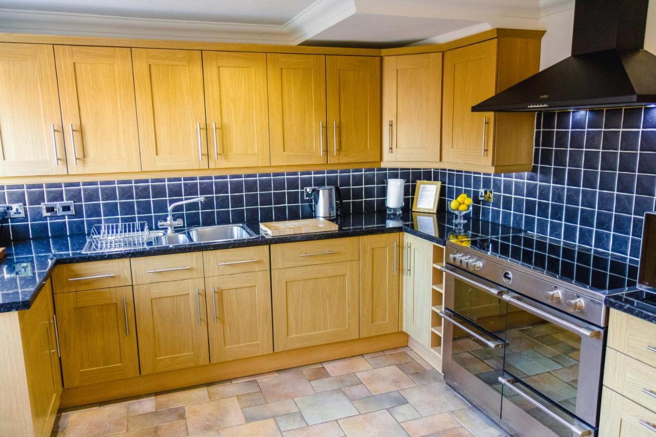 Bright & Cosy - Jacuzzi - Log Burner - King Beds Villa Tangmere Exterior photo