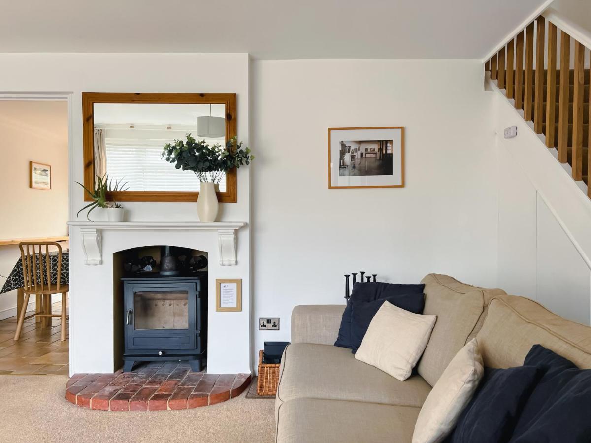 Bright & Cosy - Jacuzzi - Log Burner - King Beds Villa Tangmere Exterior photo