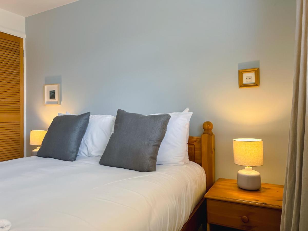 Bright & Cosy - Jacuzzi - Log Burner - King Beds Villa Tangmere Exterior photo