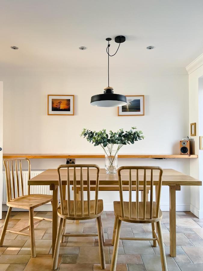 Bright & Cosy - Jacuzzi - Log Burner - King Beds Villa Tangmere Exterior photo