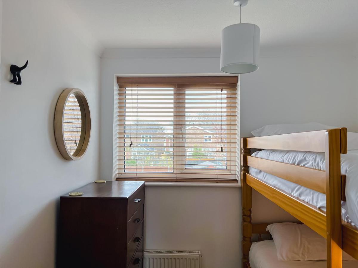 Bright & Cosy - Jacuzzi - Log Burner - King Beds Villa Tangmere Exterior photo