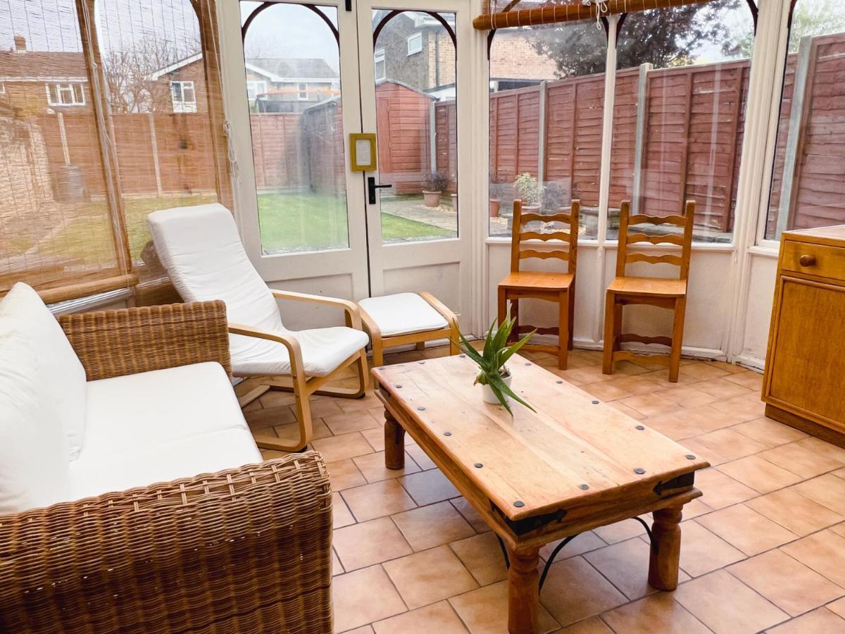 Bright & Cosy - Jacuzzi - Log Burner - King Beds Villa Tangmere Exterior photo