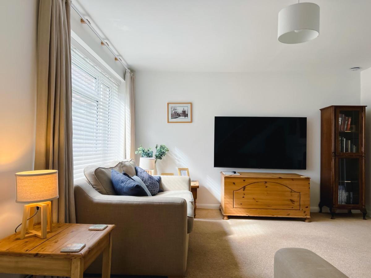 Bright & Cosy - Jacuzzi - Log Burner - King Beds Villa Tangmere Exterior photo