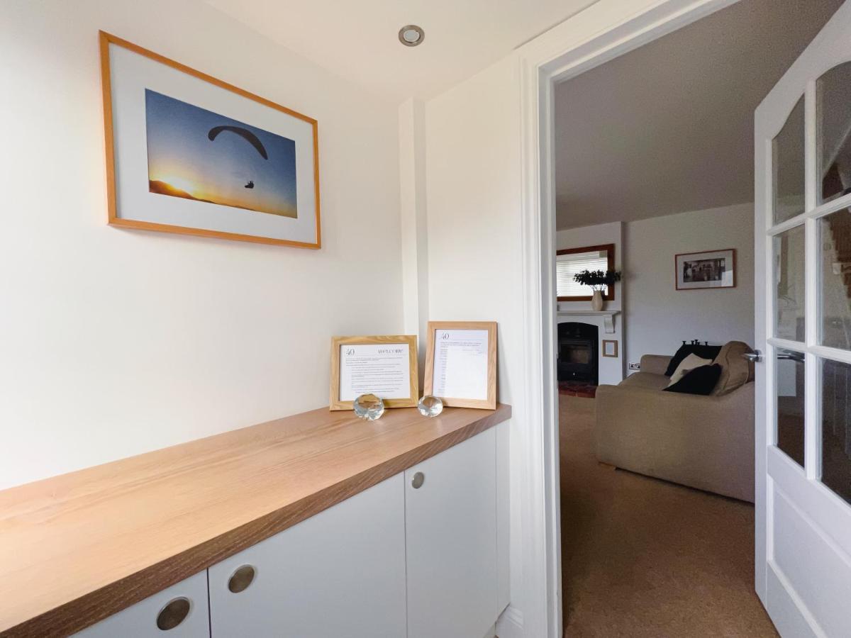 Bright & Cosy - Jacuzzi - Log Burner - King Beds Villa Tangmere Exterior photo