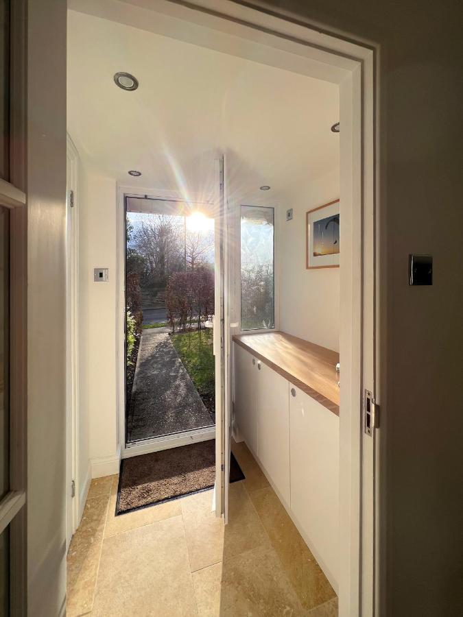 Bright & Cosy - Jacuzzi - Log Burner - King Beds Villa Tangmere Exterior photo